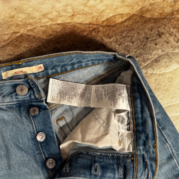 Levi Wedgie Icon Jeans - Picture 4 of 9